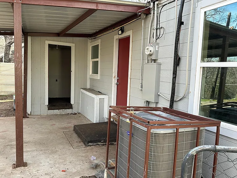 2401 Shropshire St — Photo 7