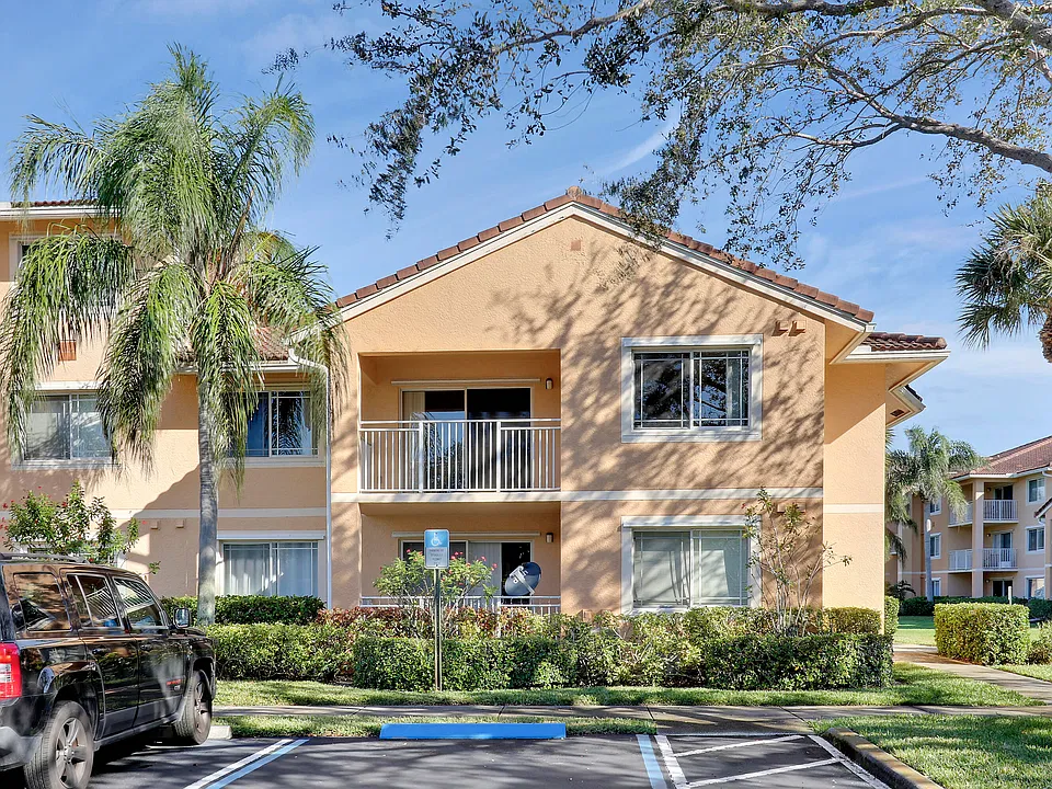181 SW Palm Dr #207