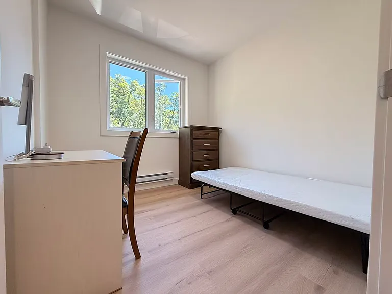 4750 Barker Cres — Photo 11