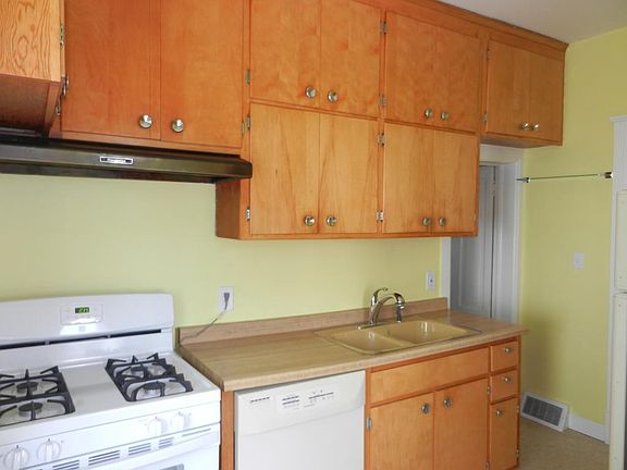 3rd image of 1022 20th Ave NE