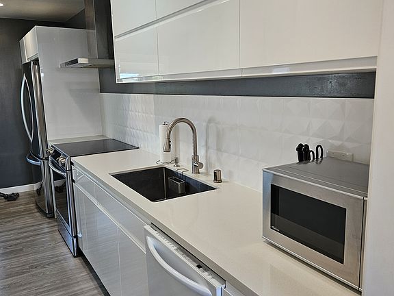 4th image of 704 N 11th St