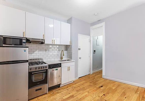 3rd image of 17 Saint Marks Pl APT 9