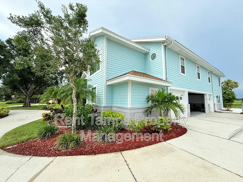4 bed, 5.0 bath, 4208 sqft, $6,500 — Photo 4