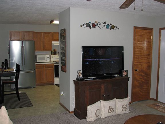 4th image of 1010 E Ave