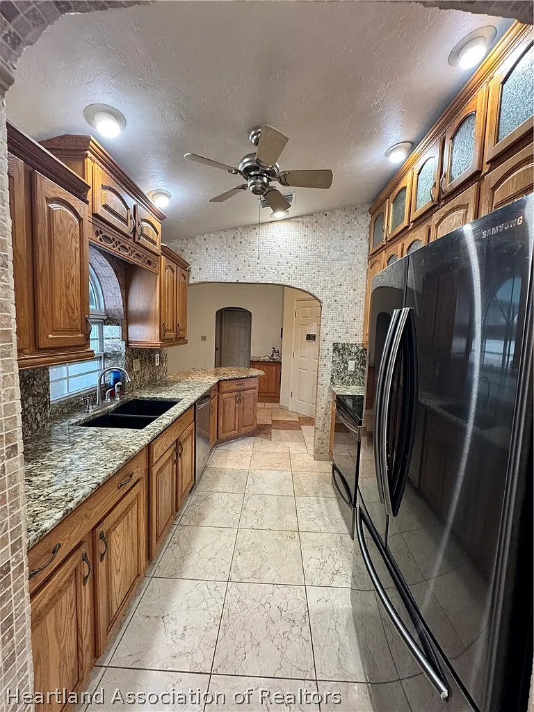 3 bed, 2.0 bath, 1585 sqft, $2,150 — Photo 2