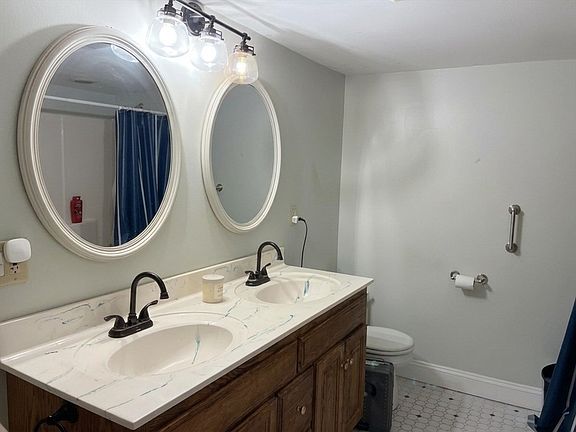 4th image of 829 W Lowell Ave