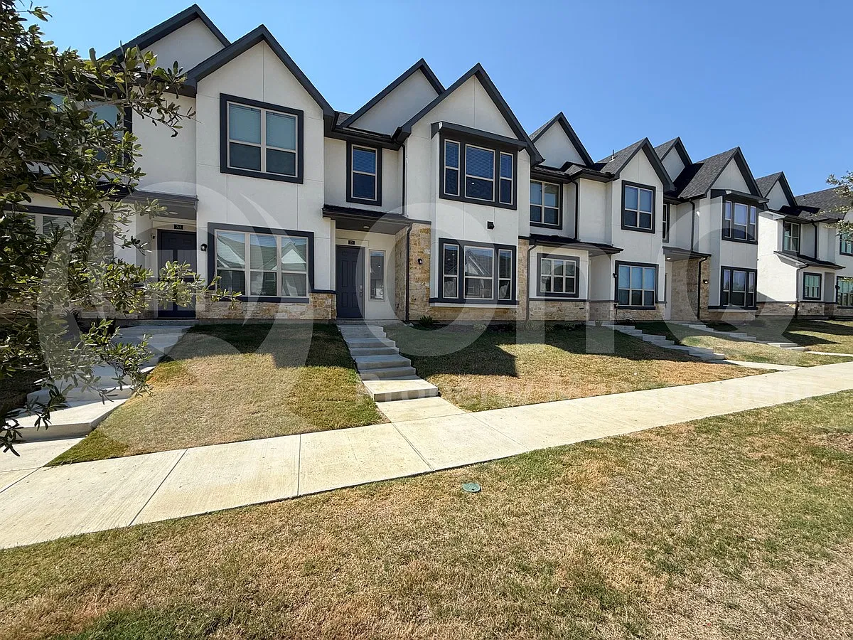 4 bed, 2.5 bath, 2159 sqft, $2,299 — Photo 2