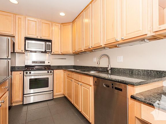2nd image of 433 W Oakdale Ave #8744
