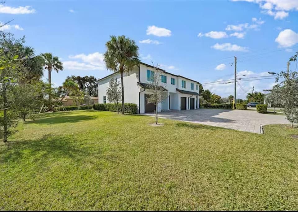 1st image of 1559 W 26th Court