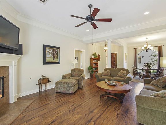 4th image of 928 Clubhouse Dr
