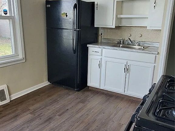 5th image of 16407 Lotus Dr #1