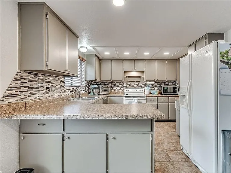 2104 Whiteoak Cir — Photo 15