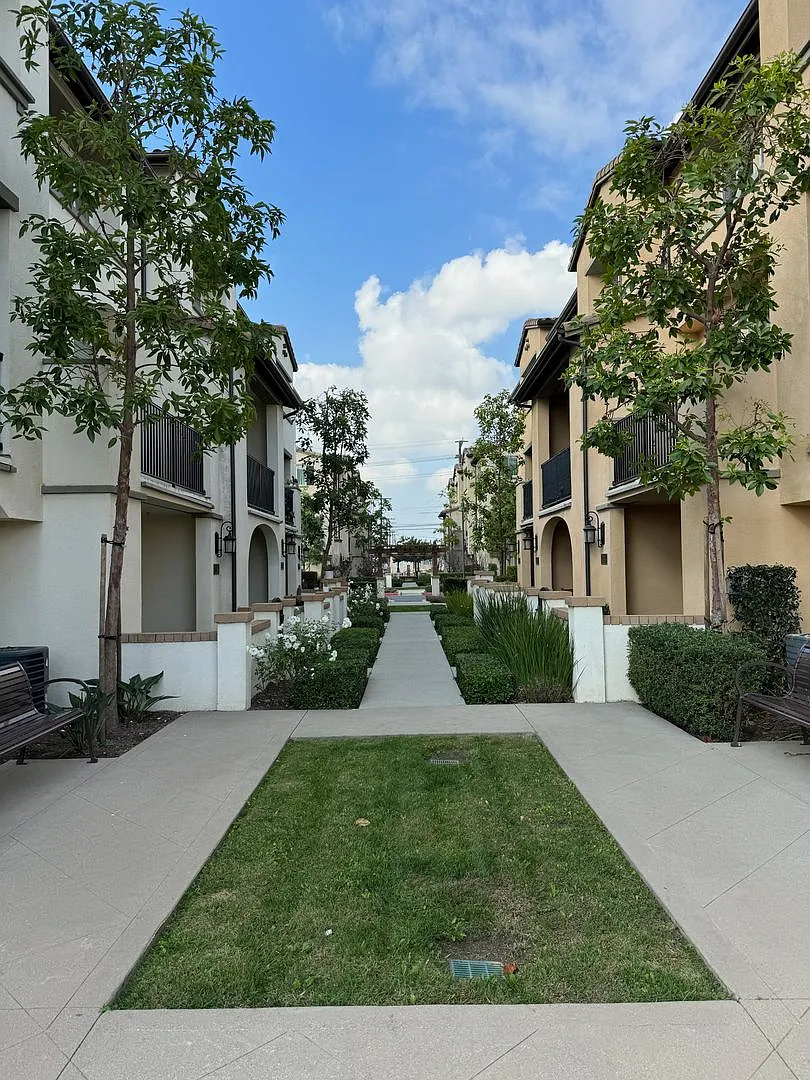 Gorgeous 3 Bedroom 3 Bath Townhome — Photo 2