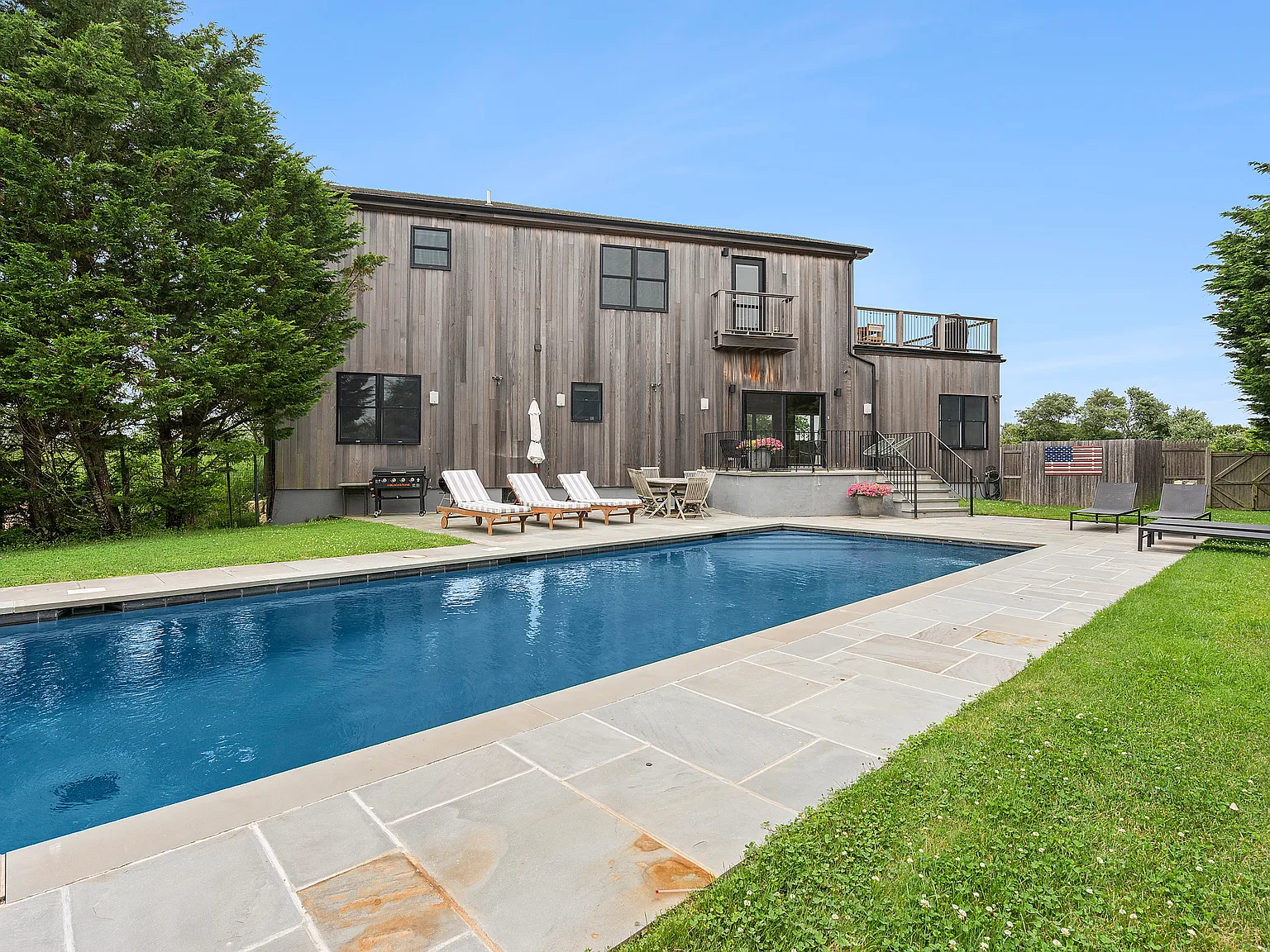 Renovated With Pool Near Ditch Plains — Photo 2