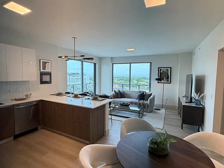 1627 Van Buren St #B — Photo 2