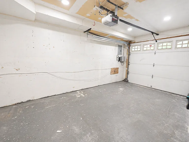 105 Crown Ave — Photo 24