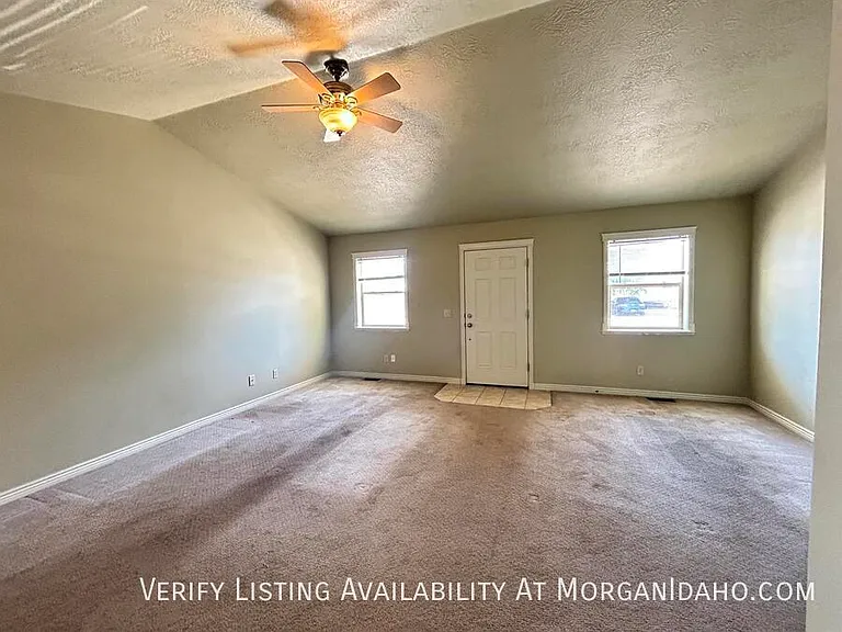 10224 W Maymie Rd — Photo 2