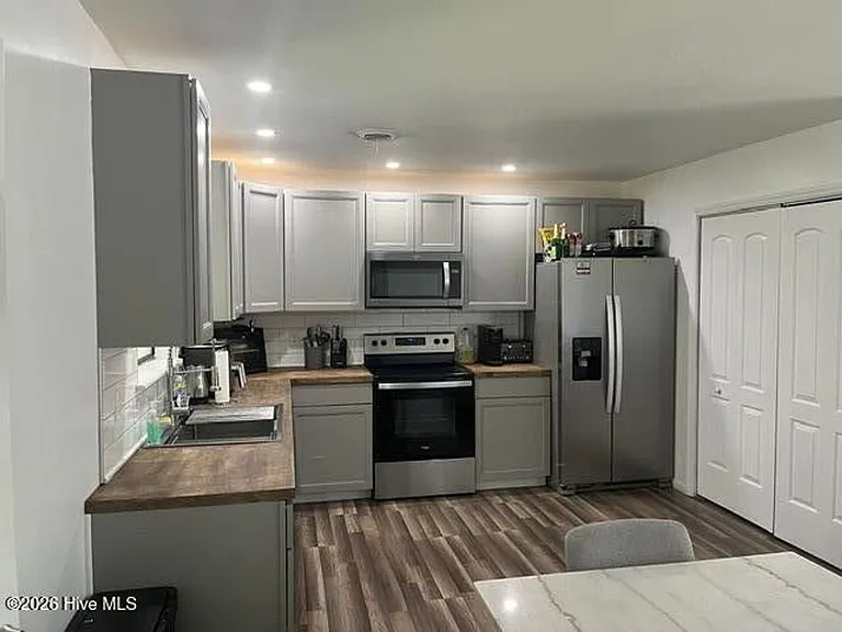 1312 Wolf Swamp Rd — Photo 5