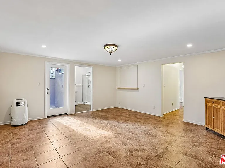 6727 1/2 Orion Ave — Photo 11