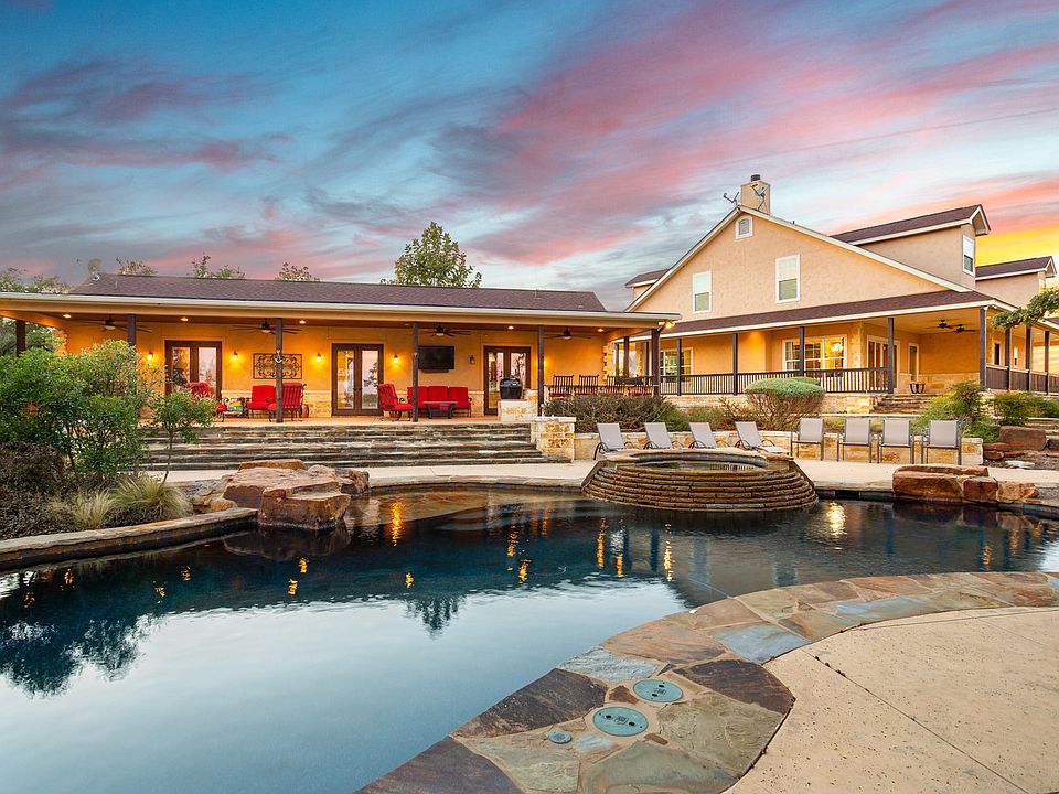 back of guest house/pool/spa