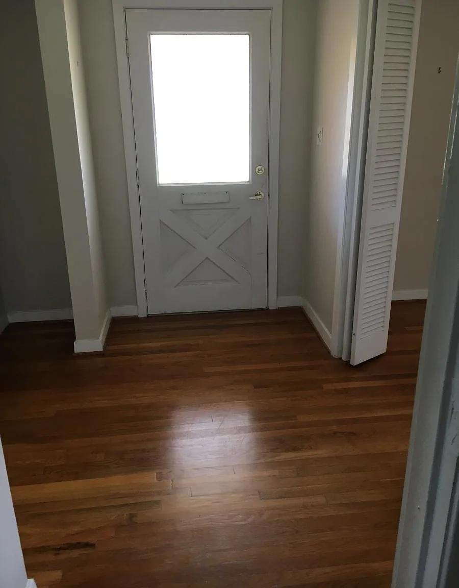 3 bed, 2.5 bath, 2022 sqft, $2,400 — Photo 2