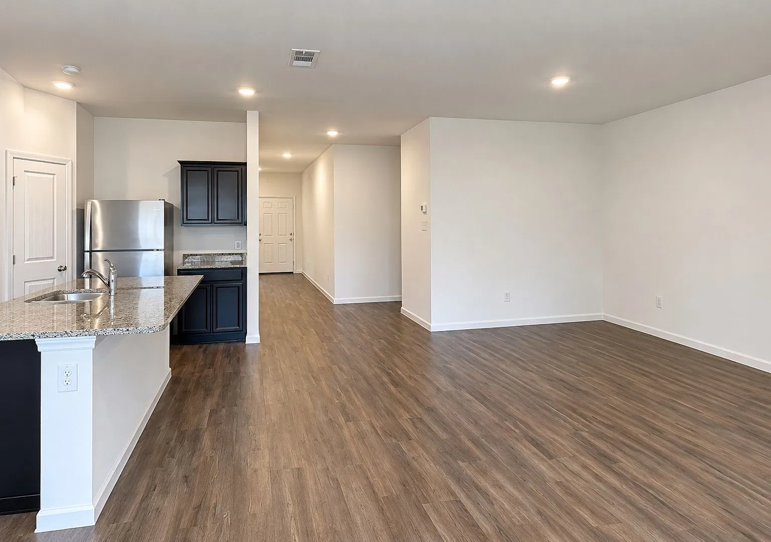 Gorgeous Single Family Home for Lease in Marine Creek Hills — Photo 4