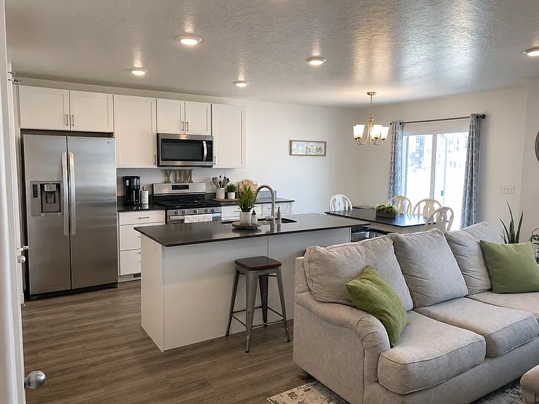 1066 E Pilot St — Photo 2