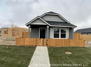 3287 NW 9th St, Redmond, OR 97756