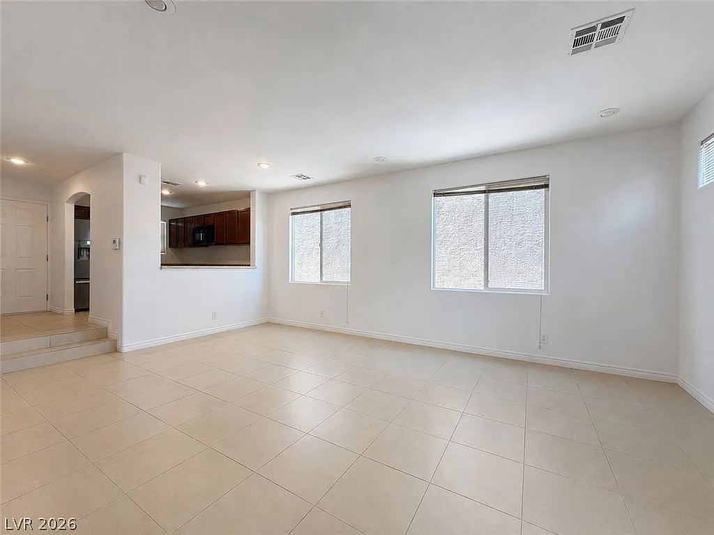 3 bed, 2.5 bath, 1390 sqft, $2,000 — Photo 3