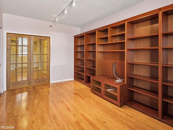 5th image of 1515 S Prairie Ave Unit 1010
