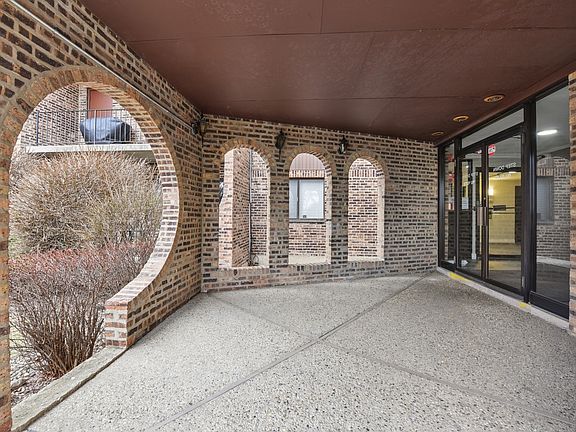 3rd image of 601 W Huntington Commons Rd APT 202