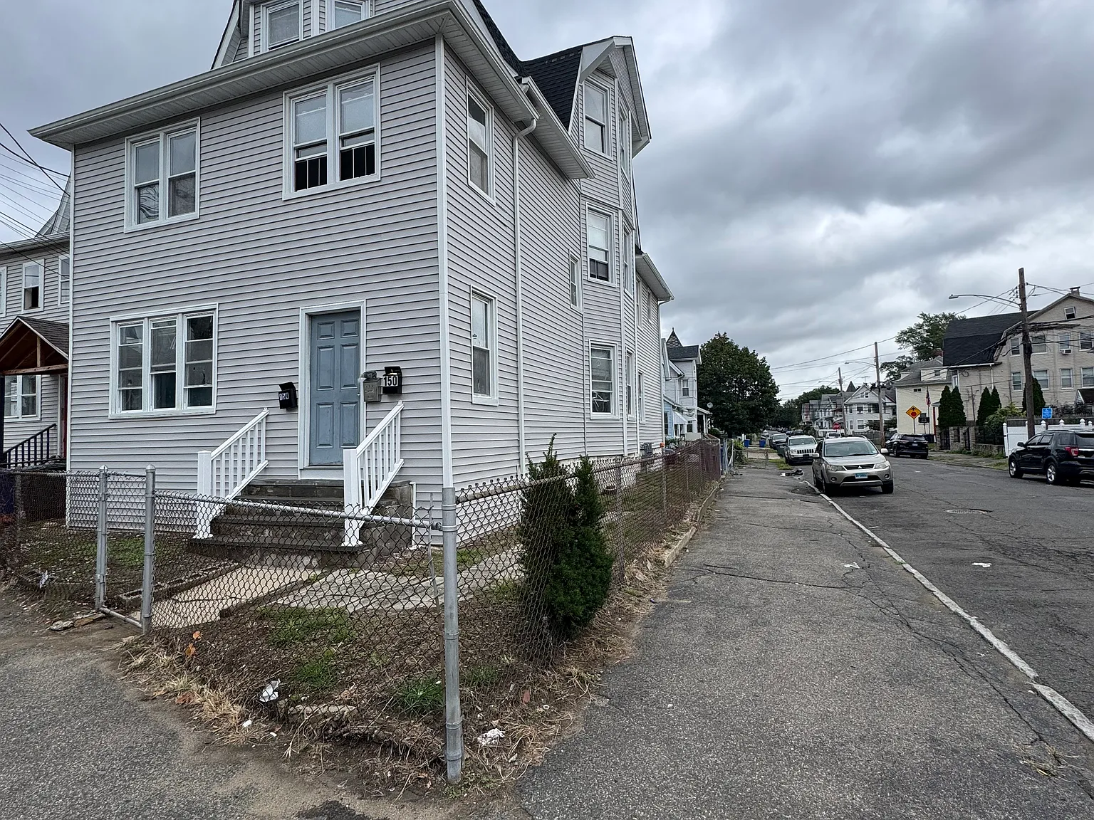 3 bed, 1200 sqft, $2,400 — Photo 2