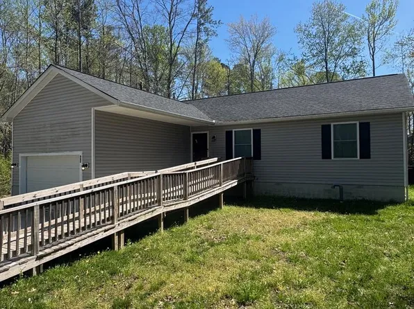 22 Pinewood Ln, Colonial Beach, VA 22443