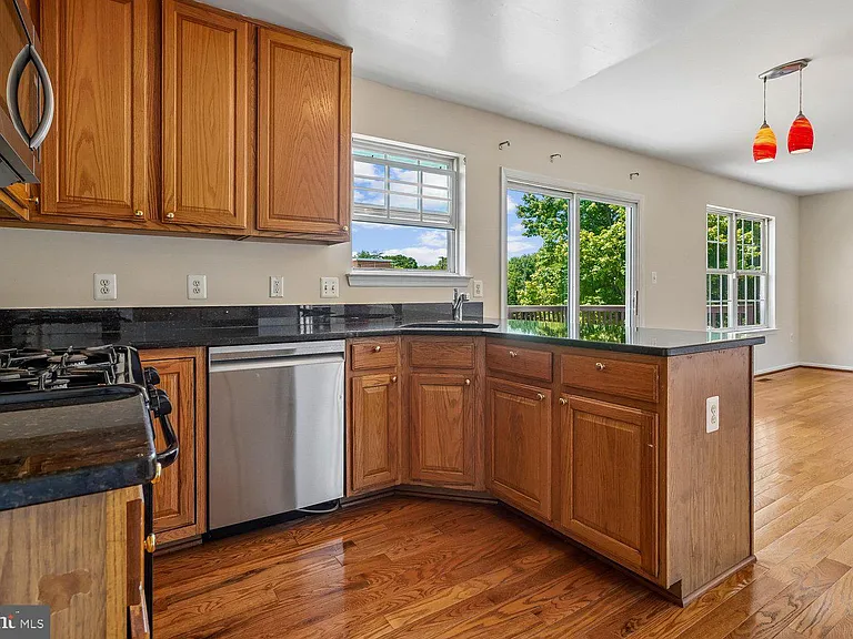 14677 Cloverdale Rd — Photo 19