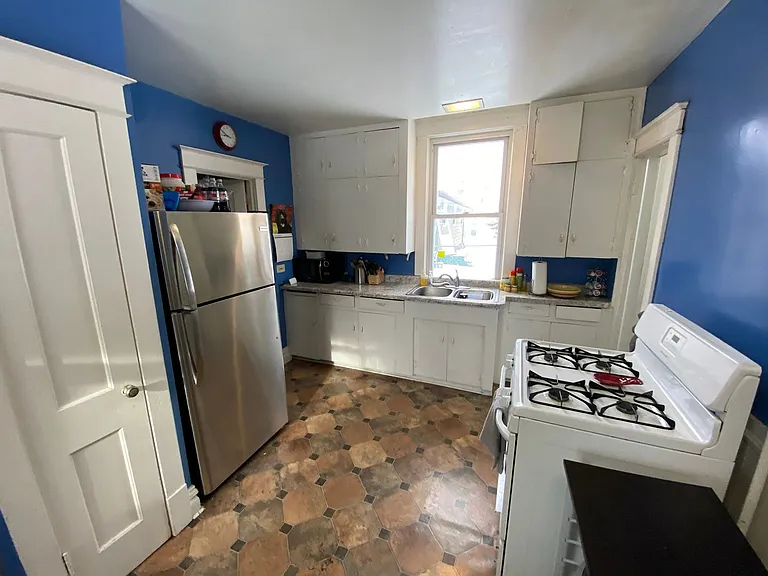 1204 Kenwood Ave — Photo 6