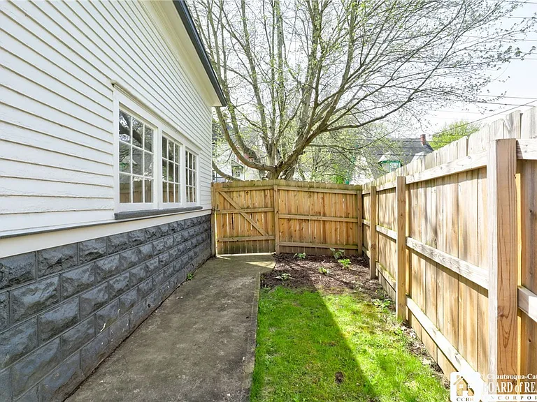 98 Forest Ave — Photo 50