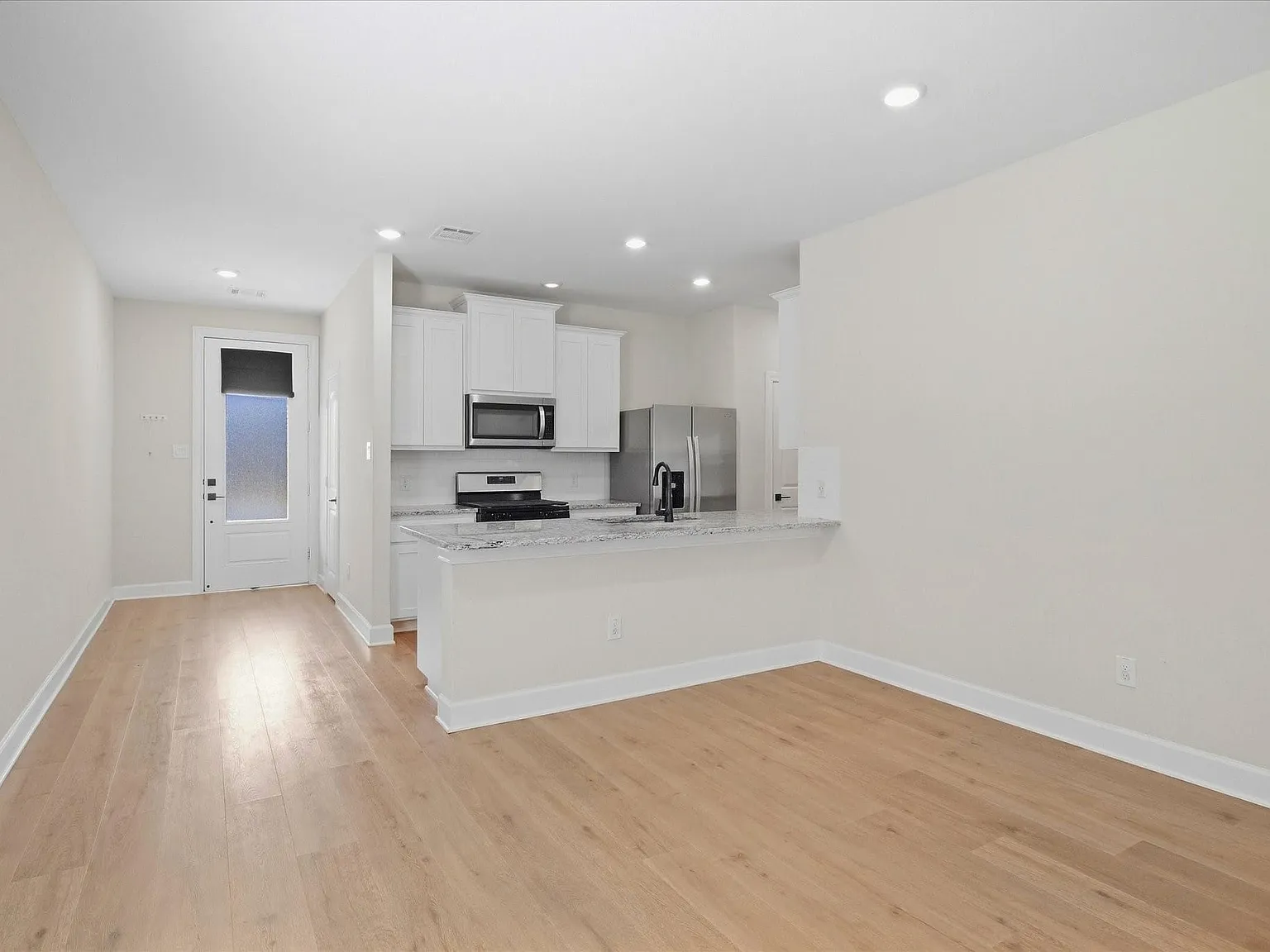 3 bed, 2.0 bath, 1401 sqft, $1,900 — Photo 2