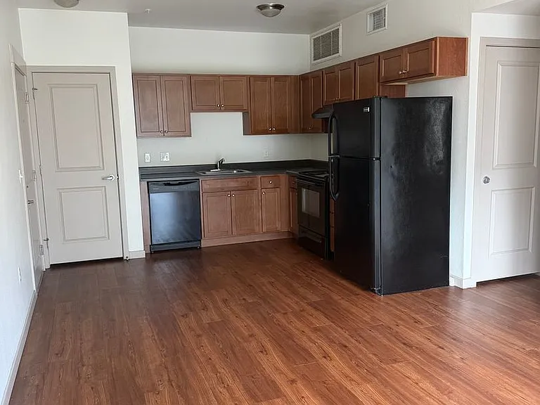 1305 N Peoria St — Photo 8
