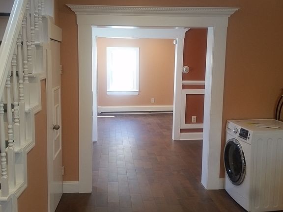 EAT IN KITCHEN/LAUNDRY