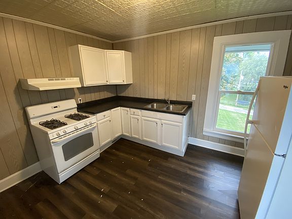 5th image of 402 E 8th St APT 2