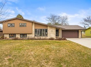 8600 N Point Dr, Fox Pt, WI 53217