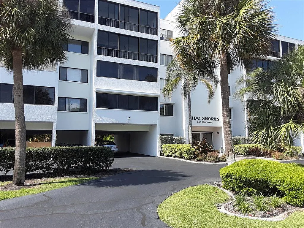 2 bed, 2.0 bath, 1036 sqft, $5,500 — Photo 1
