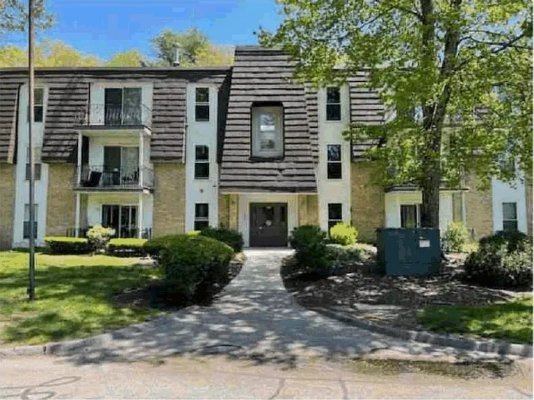 17 Shadowbrook Ln #32 — Photo 6