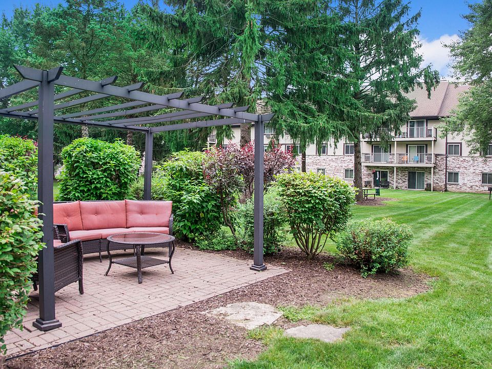 Valley View Apartments Courtyard Pergola And Seating