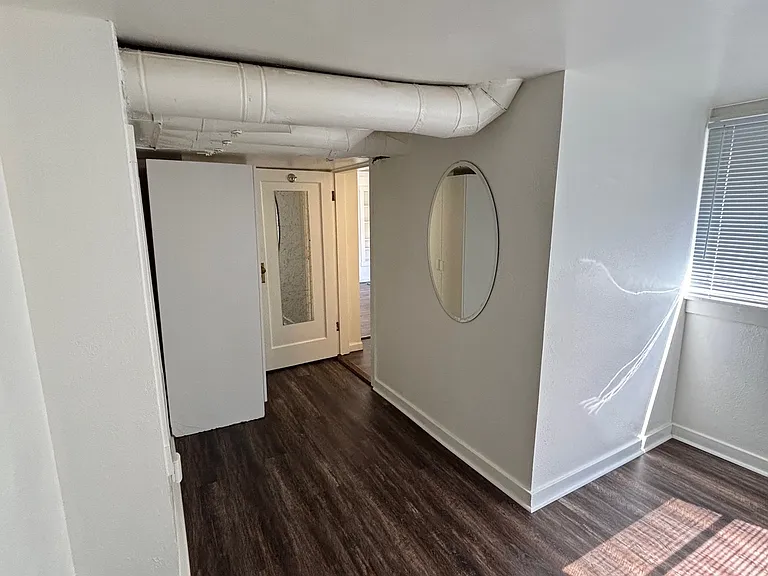 Olympia Court Apartments — Photo 24