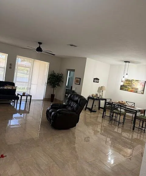 513 Live Oak Ln — Photo 3
