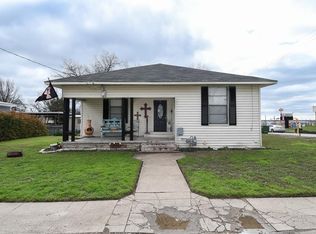 511 W Columbus St, West, TX 76691
