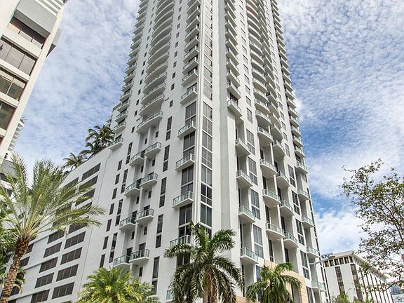 3rd image of 1060 Brickell Ave APT 1403
