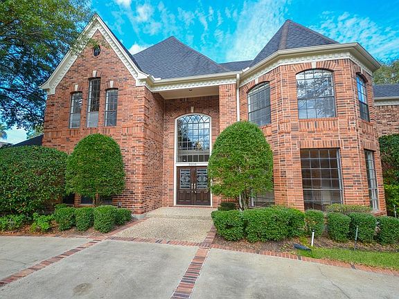 This Kelliwood Parc gem of an exceptional home offers 5,549 square feet of indoor living space on a 18,449SF lot making it very desirable.