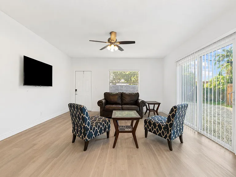 321 SW 14th St #3 — Photo 2